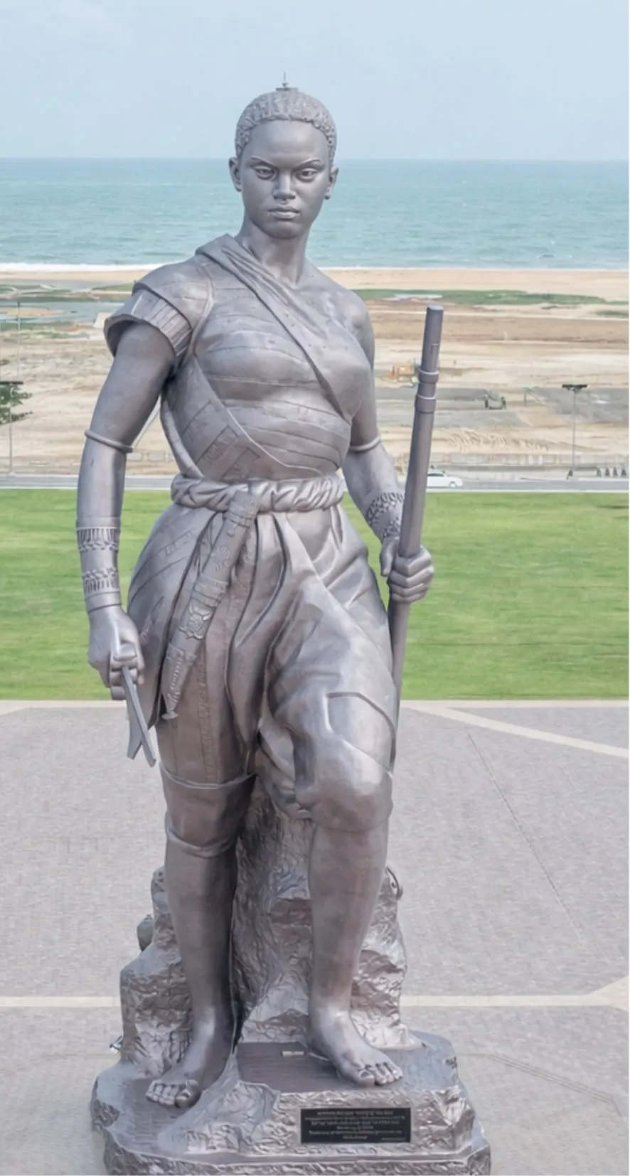 Statue à Cotonou, avec des couleurs vibrantes.